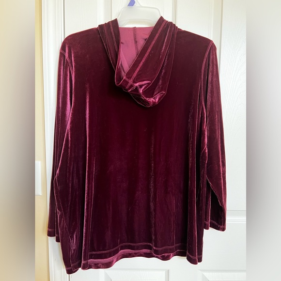 Velour, Denim & Company, Burgundy Tunic with Hood & Kangaroo pocket. - Picture 5 of 16